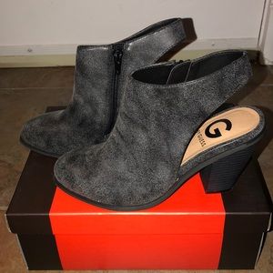 Guess grey leather distressed bootie!